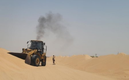 تدشين أعمال إزالة الرمال المتحركة من الخط الدولي بمنطقة النشيمة بمديرية رضوم