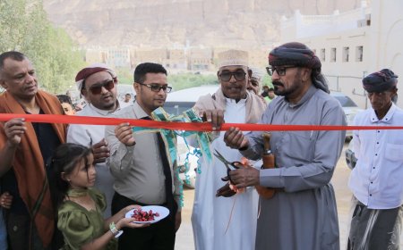 مدير عام شبام ومدير مكتب وزارة الشباب والرياضة بوادي وصحراء حضرموت يفتتحان ملاعب شبام العشبية وسط أجواء احتفالية ورياضية مميزة