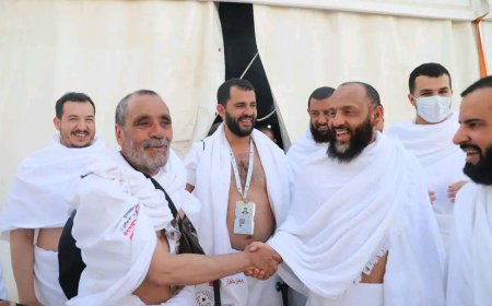 وزير الأوقاف والإرشاد يتفقد حجاج اليمن في مخيمات عرفات