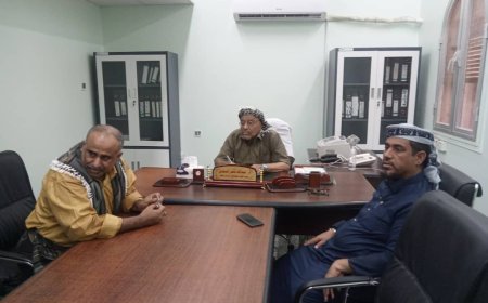 الوكيل جرفوش يقوم بزيارة عيدية لمرضى مشفى الرازي العام بأبين