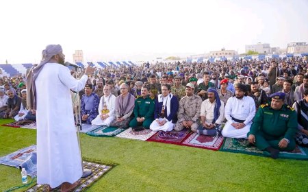 وكيل محافظة شبوة يؤدي صلاة عيد الأضحى المبارك مع جموع المصلين ويستقبل المهنئين في مدينة عتق