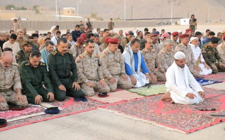 الوكيل العامري يؤدي صلاة عيد الأضحى المبارك مع القيادات العسكرية والأمنية بقيادة المنطقة العسكرية الاولى بسيئون