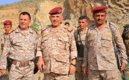 قائد محور تعز يزور الخطوط الأمامية ويشدد على اليقظة والاستعداد