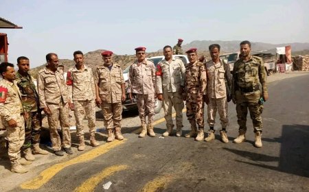 رئيس أركان محور تعز يتفقد المقاتلين في قطاع لواء النصر غرب المحافظة