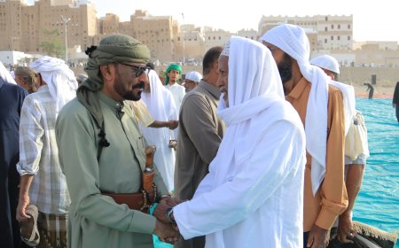 مدير عام شبام يؤدي صلاة عيد الاضحى مع جموع المصلين في مصلى البطحاء وجامع هارون الرشيد بشبام ويشاركهم طقوسهم التراثية