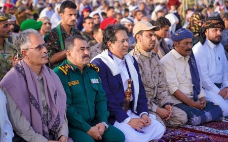 الوكيل الخليفي والعميد النسي يؤديان صلاة عيد الأضحى المبارك ويستقبلان المهنئين في مدينة عتق