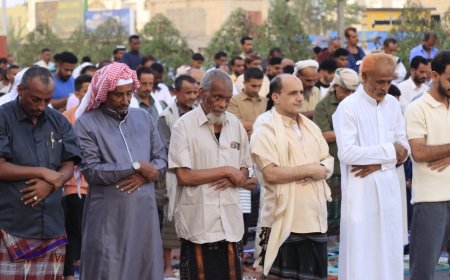 مدير عام دارسعد يؤدي صلاة عيد الأضحى المبارك مع جمع غفير من المواطنين وسط المدينة