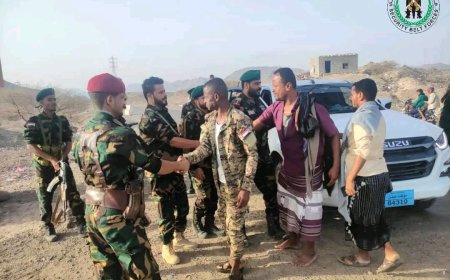 أركان قوات الحزام بلحج يقوم بزيارة عيدية للقطاعات والنقاط الأمنية ويشيد باليقظة الأمنية للجنود المرابطين