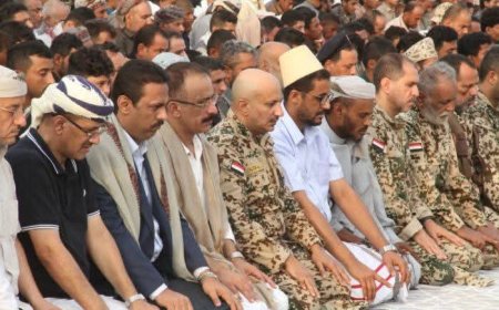 وسط حضور واسع من ابناء الحديدة وتعز طارق صالح يؤدي صلاة العيد في المخا