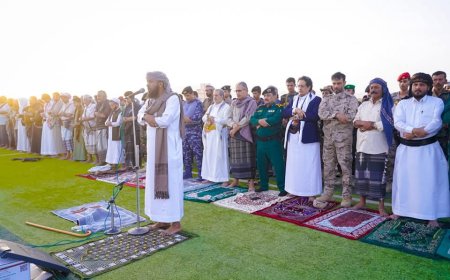 وكيل محافظة شبوة يؤدي صلاة عيد الأضحى المبارك مع جموع المصلين ويستقبل المهنئين في مدينة عتق.