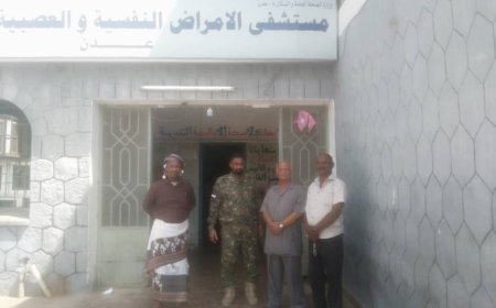 مدير عام مستشفى الأمراض النفسية ونائبه يقومان بزيارة عيدية لنزلاء المستشفى 