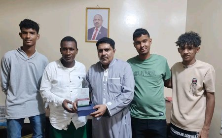 رئيس تنفيذية انتقالي حضرموت يتسلّم درع تكريمي نظير دعمه للشباب والرياضة بالمكلا