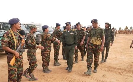 مدير أمن المهرة يعايد منتسبي الوحدات الأمنية وينقل تهاني القيادة العليا
