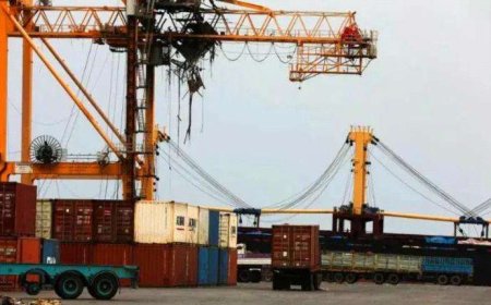 فرض رسوم إضافية على الواردات إلى ميناء الحديدة