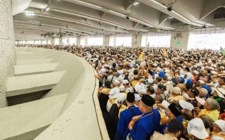 حجاج بيت الله الحرام يرمون الجمرات في أول أيام التشريق