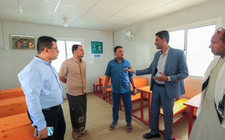 بدعم من مركز الملك سلمان للإغاثة.. وكيل وزارة التربية يتفقد مشروع العودة للمدارس وإنتاج الفصول البديلة