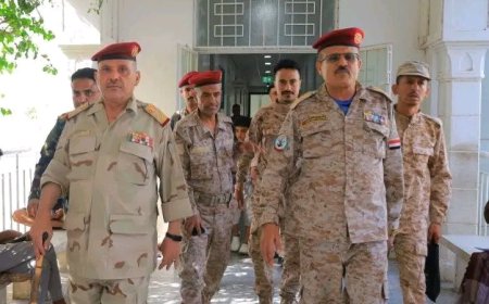 قيادة محور تعز تزور الجرحى وتقدم لهم التهاني والهدايا الرئاسية