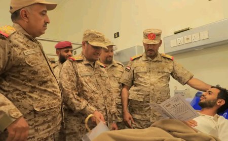رئيس هيئة الأركان يتفقد أوضاع الجرحى في مستشفيات مأرب