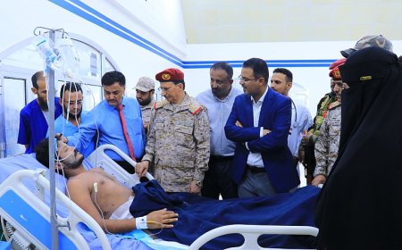 مدير مكتب قائد القوات المسلحة ومستشار رئاسة الجمهورية يزوران جرحى الجيش بعدن