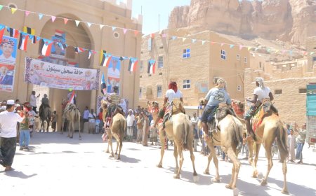 شباب سحيل سيئون يستقبلون فريق الهجن بمدينة تريم بالزوامل والمرازح ضمن الاحتفالات العيدية بالحي