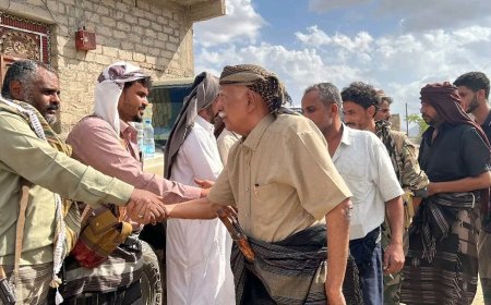 وصول فريق “الرايات البيضاء” إلى منزل الشيخ علي القفيش لمساندة جهود فتح طريق عقبة ثرة في أبين