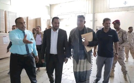 وزير التربية يطّلع على سير العمل بمطابع الكتاب المدرسي في حضرموت خلال إجازة عيد الأضحى