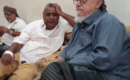 الشيخ حسين باحنحن يطمئن على صحة الشيخ صالح العاقل بن رشيد