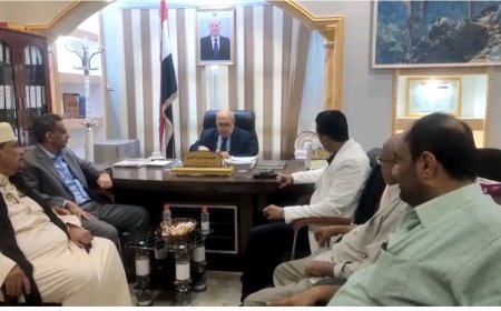 وزير الإدارة المحلية يترأس اجتماعاً بقيادة الوزارة ويشيد بمستوى الانضباط الوظيفي