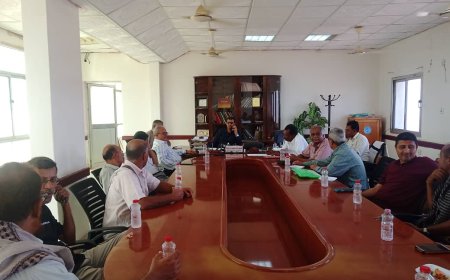 مدير عام صحة لحج يعايد الموظفين ويشدد على الانضباط والالتزام بالدوام الرسمي