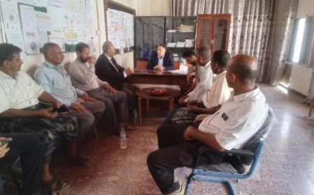 الأمين العام للمجلس المحلي بأبين يشيد بجهود الصحة والانضباط الوظيفي خلال جولة تفقدية للدوام الرسمي