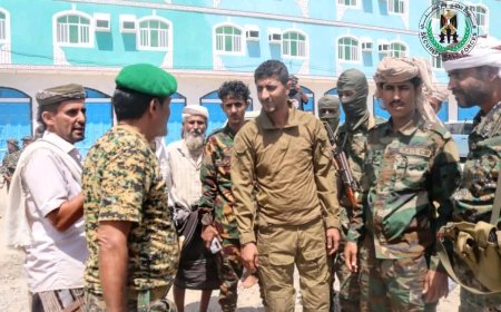 قائد حزام المنطقة الوسطى يزور جبهة ثره ويشيد بصمود المقاومة الجنوبية