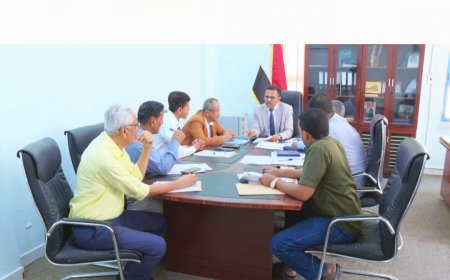أمين عام محلي حضرموت يترأس اجتماعاً للجنة المناقصات بالمحافظة ويقر ترسية مشروع تسوير وتخديم الساحة العامة للمعهد الفني بالشحر