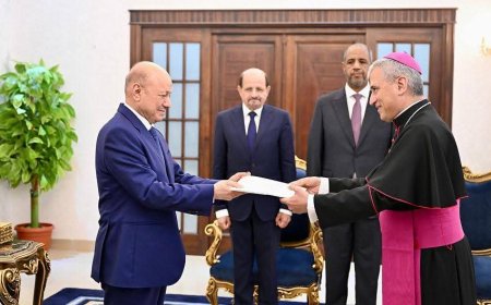 رئيس مجلس القيادة يتسلم أوراق اعتماد سفير الفاتيكان