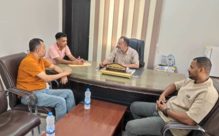 مدير عام بروم ميفع يلتقي مدير البرامج والمشاريع بمؤسسة روح لمناقشة مشروع توزيع قوارب الصيد ومحركتها بالمديرية