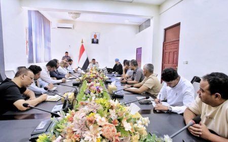 السلطة المحلية بمأرب تناقش مع برنامج الغذاء العالمي توسيع مشروع المساعدات الغذائية العامة