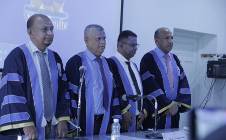 الدكتور باعزب يهنئ الزميل الصحفي صالح عسكول بحصوله على الماجستير بأمتياز من قسم الصحافة والإعلام جامعة حضرموت