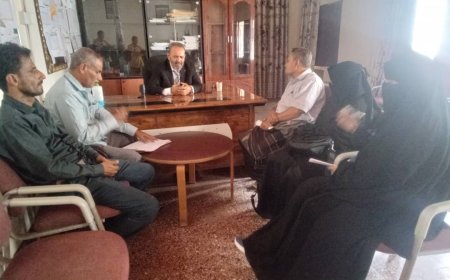 مدير صحة أبين يلتقي بفريق المستودعات الطبية ويوجه بحل تحديات التخزين والنقل 