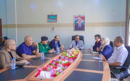 اللجنة الوطنية للتحقيق تلتقي بالسلطة المحلية والأمنية في شبوة وتشيد بالتكامل المؤسسي واحترام حقوق الإنسان