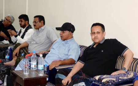 رئيس انتقالي لحج الحالمي يقدم واجب العزاء للسفير قاسم عسكر وآل جبران في وفاة المناضل حسين عسكر جبران 