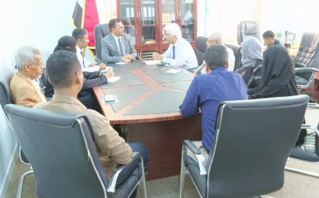 الأمين العام لمحلي حضرموت يناقش سبل تطوير الأداء بصندوق تنمية المهارات ويؤكد على أهمية التدريب النوعي والتأهيل المهني