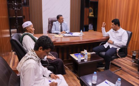 الأمين العام لمحلي حضرموت يلتقي عدداً من وجهاء مديريتي حريضة وعمد