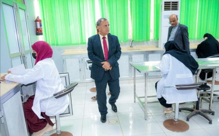 رئيس جامعة عدن يتفقد سير امتحانات الفصل الثاني بكلية الطب