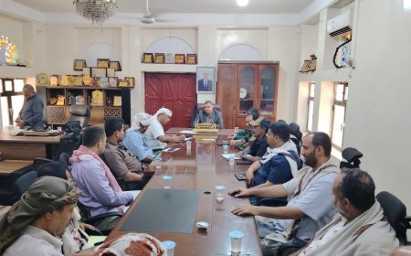 الجريبي يترأس اجتماعًا بتجار المواد الغذائية في سقطرى ويشدد على الالتزام بالتسعيرة الرسمية بالريال اليمني