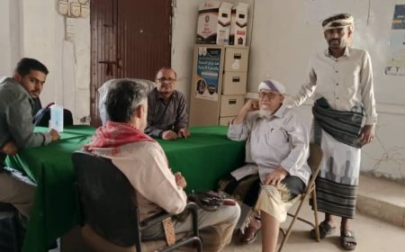 الشيخ باحنحن في زيارة إلى المجمع الصحي بالحوطة ويشيد بالكادر العامل ويناشد بتنفيذ بناء المجمع الصحي