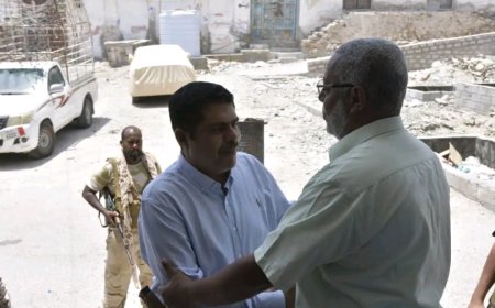 رئيس تنفيذية انتقالي حضرموت يطّلع على الخدمات الطبية في مستشفى الرحمة ومركز النور الطبي