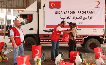 الهلال التركي يوزع سلل غذائية على الأطفال في محافظة لحج اليمنية