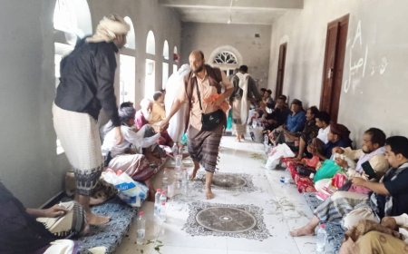 حشود غفيرة تقدم واجب العزاء للشيخ حمود فاضل وإخوانه بوفاة والدتهم