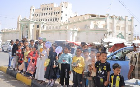 أطفال مدينة سيئون يستقبلون العام الهجري الجديد 1447هـ