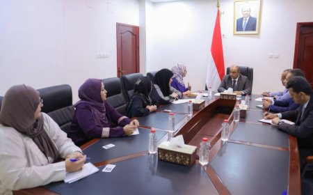 عدن: بن بريك يؤكد دعم الحكومة لتمكين المرأة وضمان مشاركتها الفاعلة خلال لقائه رئيسة اللجنة الوطنية للمرأة