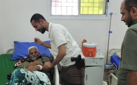 بتوجيهات الرئيس الزُبيدي.. العميد علي صالح النوبي والعميد إبراهيم قايد الزبيدي يزوران العقيد مبارك هندي ويسلمان له تذاكر العلاج في الخارج